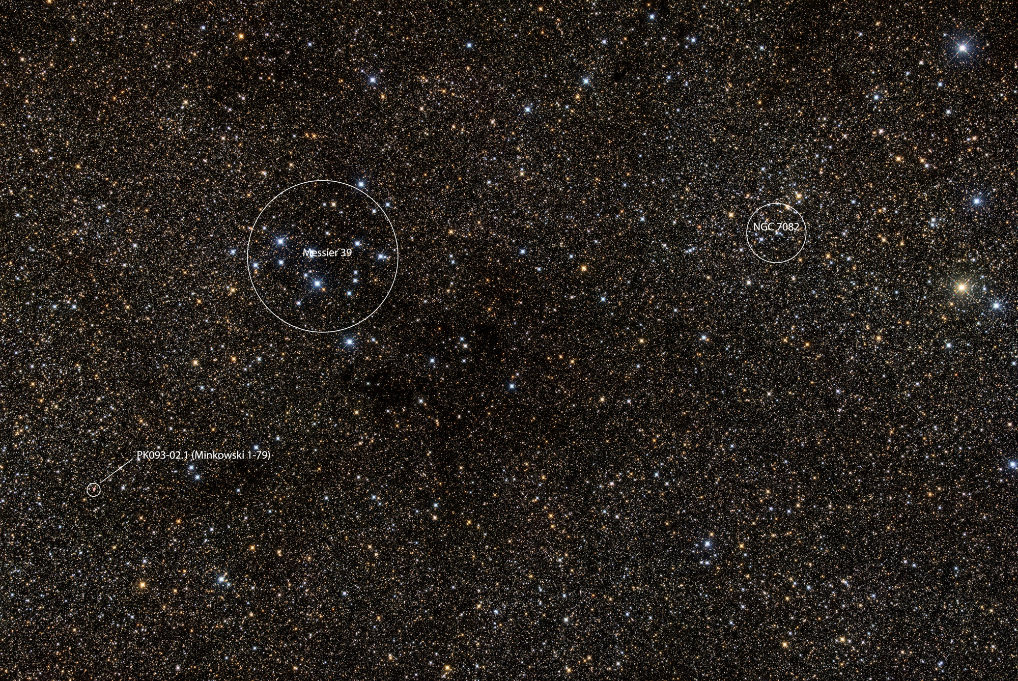 Im außergewöhlich sternenreichen Bild sind die offenen Sternhaufen Messier 39 und NGC 7082 sowie der planetarische Nebel PK093-02.1 (Minkowski 1-79) zu sehen.